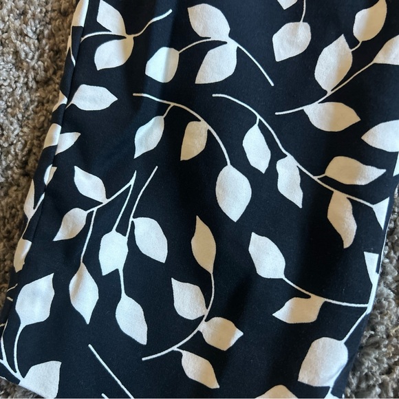 TALBOTS 8 Hampshire Ankle Pants Straight Leg Cropped Paisley Black Cream Leaves - Picture 3 of 10